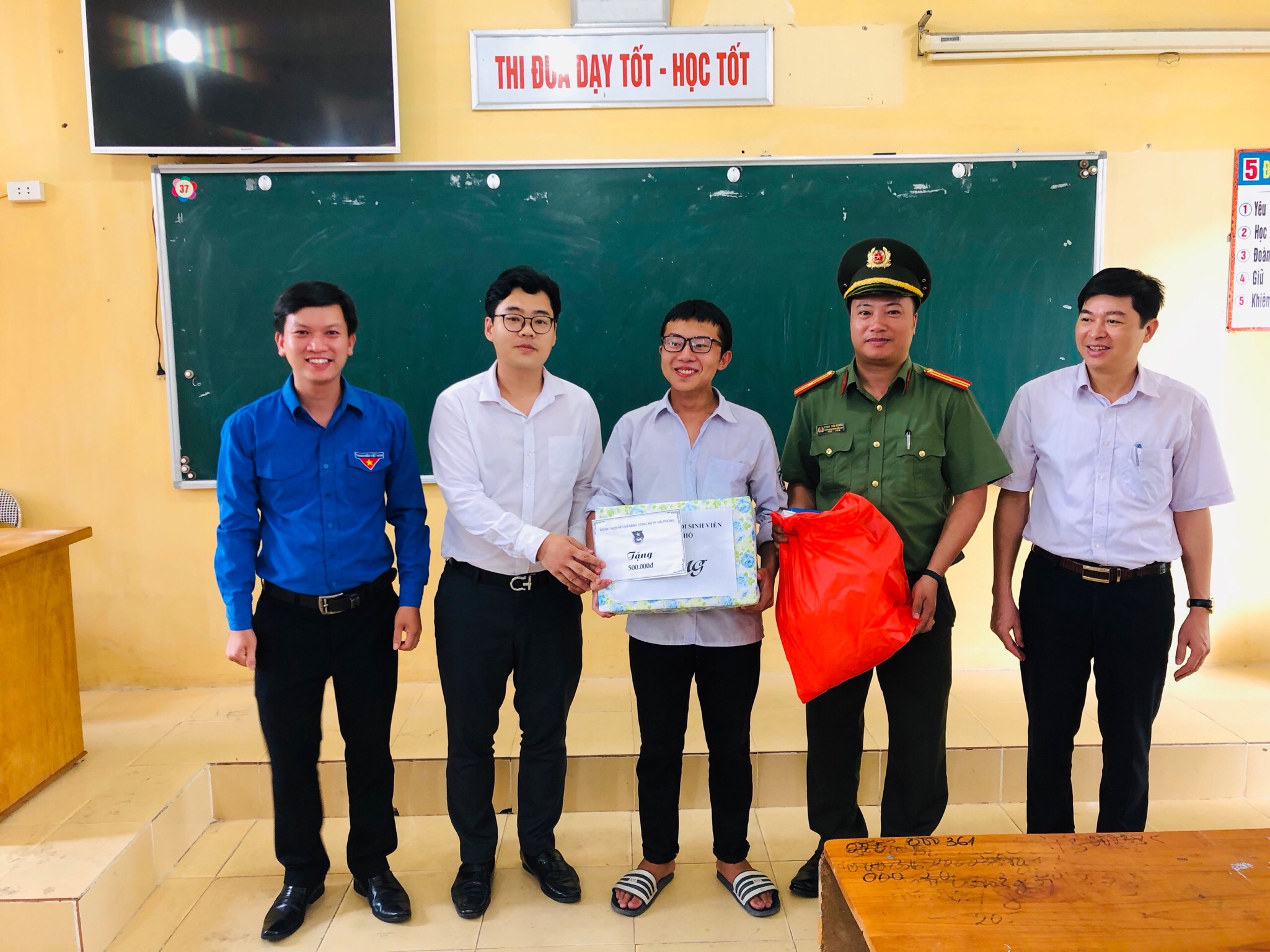 Đoàn Thanh niên CATP: Thăm, tặng quà các thí sinh tham gia kỳ thi THPT Quốc gia năm 2020 có hoàn cảnh khó khăn